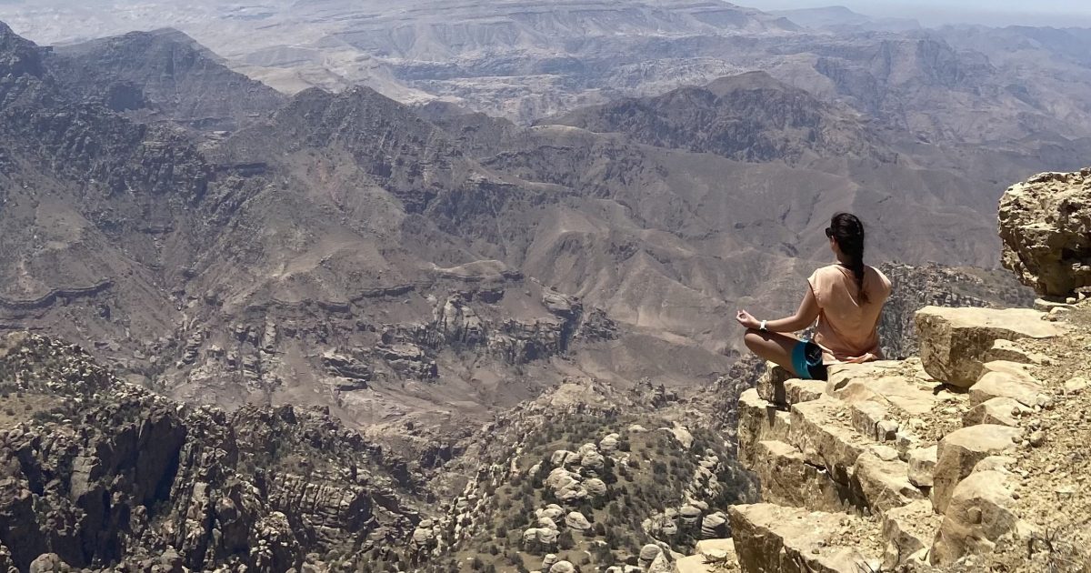 ellie-bourne-book-now-live-yoga-teachers